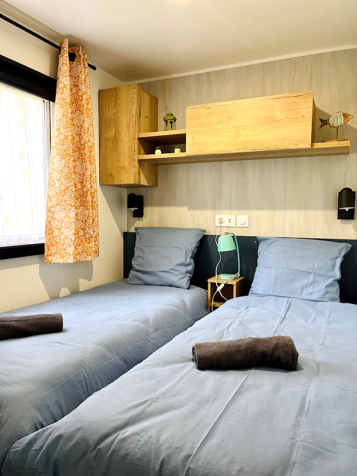 Habitación con dos cómodas camas individuales, ideal para recibir a niños o amigos en un ambiente agradable y relajante.