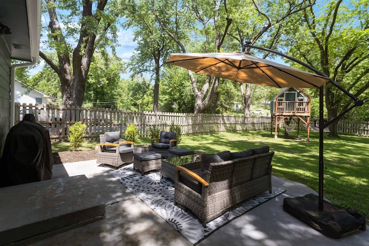 Cozy 4br Home Sleeps10_bigyard_bbq Grill - Overland Park, KS