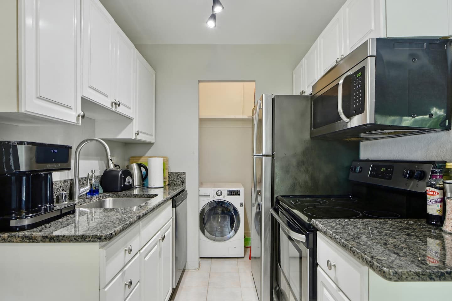 C4: Cozy Convenient 1BR by Convention Center