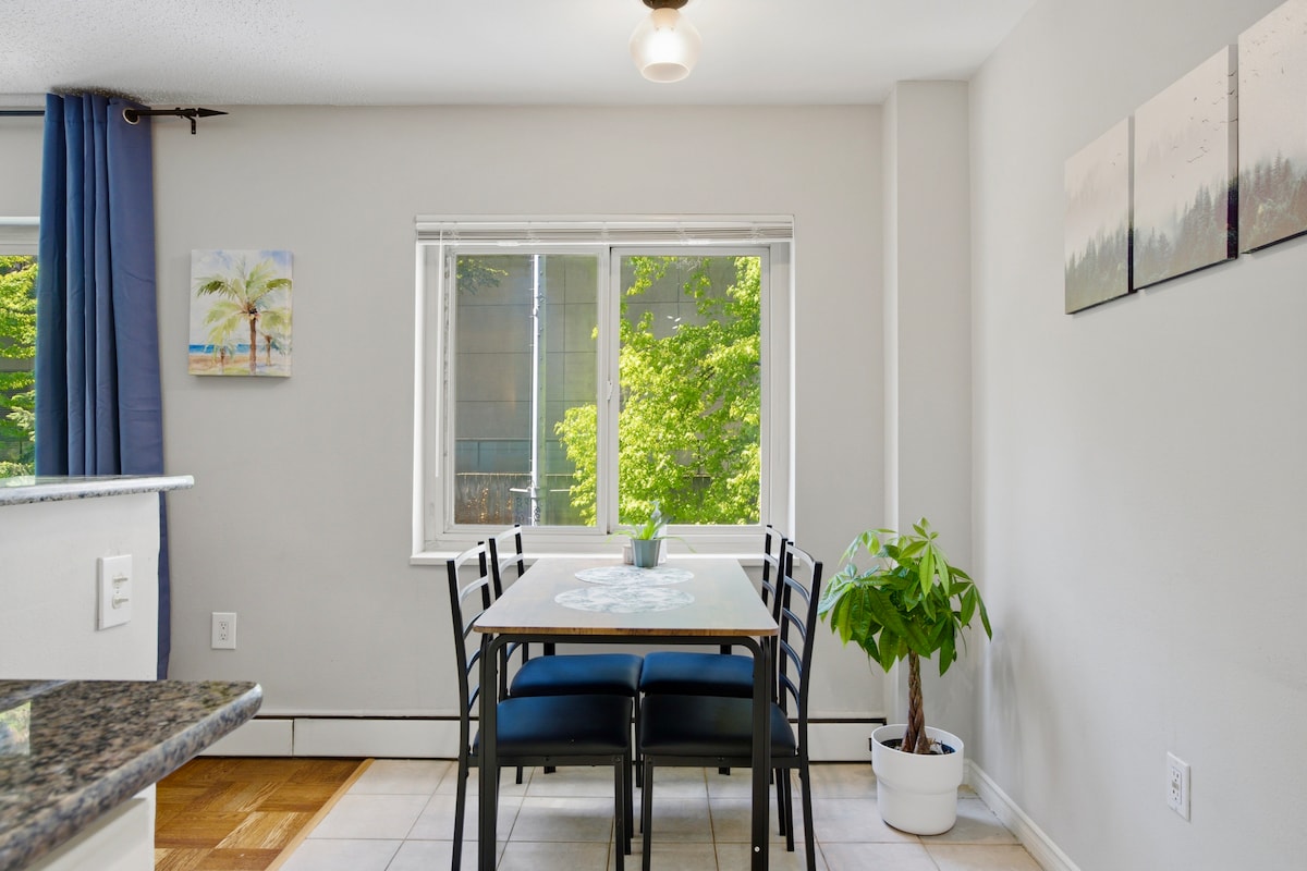 C4: Cozy Convenient 1BR by Convention Center