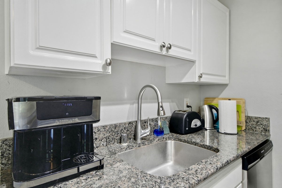 C4: Cozy Convenient 1BR by Convention Center