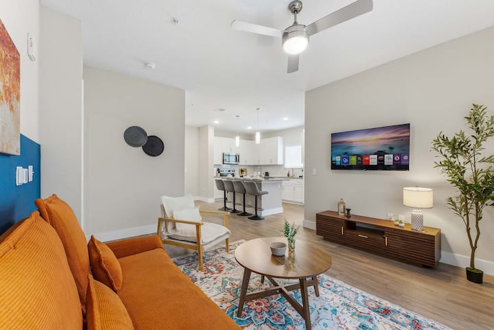 King Bed Haven, Resort Pool, & Pet-friendly Near E - Orlando International Airport (MCO)
