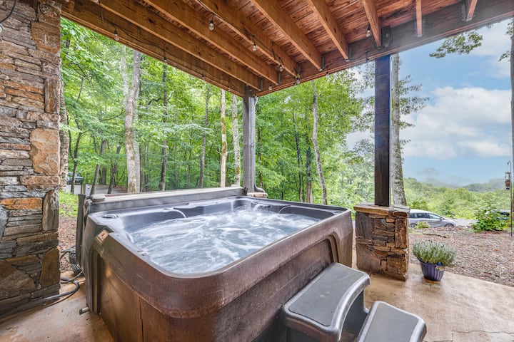 Franklin Cabin W/ Hot Tub, Theater & Fire Pit! - Franklin, NC
