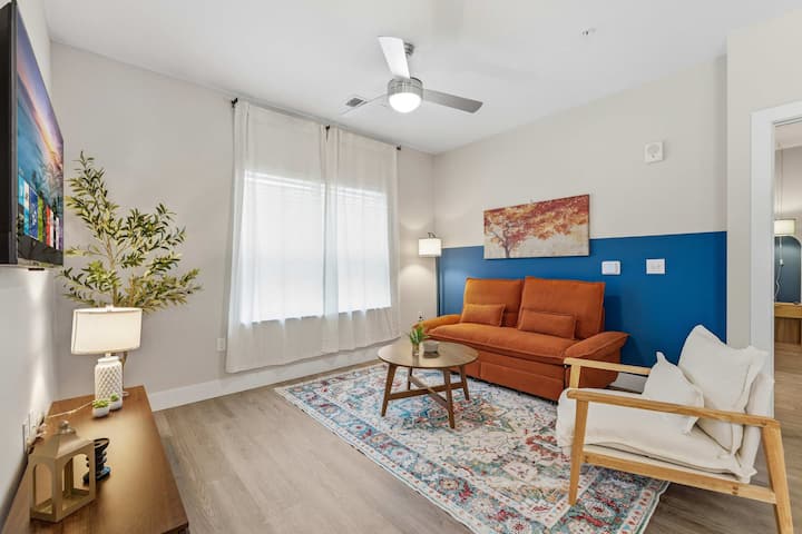 King Bed Haven, Resort Pool, Gym, Near Universal - Orlando, FL
