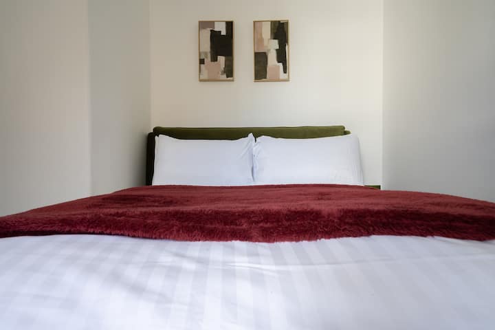 Cama tamaño king grande con colchón estilo hotel y sábanas de alta densidad de hilos