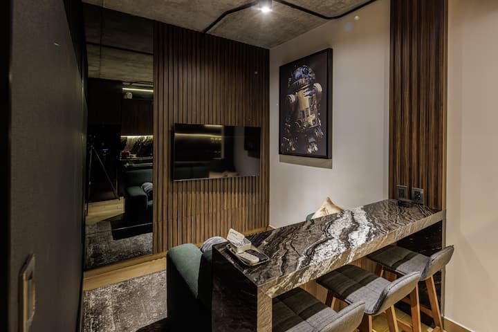 Designer Loft • Pool • Gym • Skyline Views - Mehika