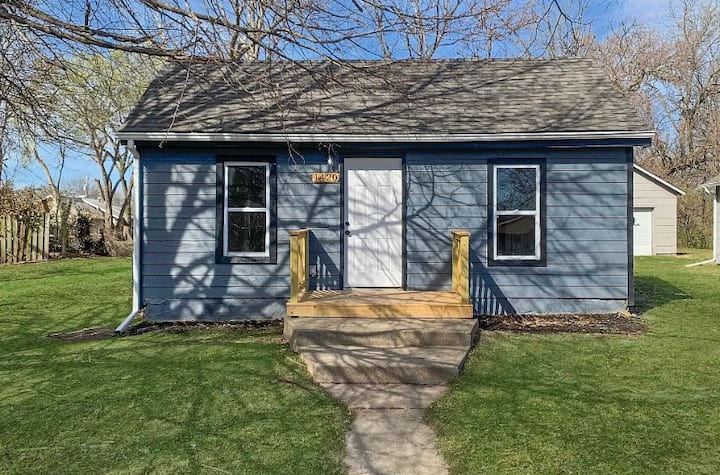 Cozy 2 Bedroom, Full House, Close To Stadium - Oceans of Fun, Kansas City