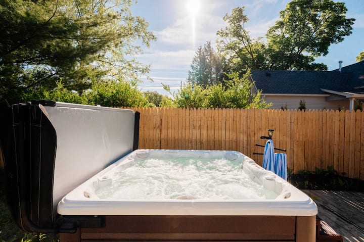 Astra Cottage|hot Tub3br Near Downtown&tart Trail. - Traverse City, MI