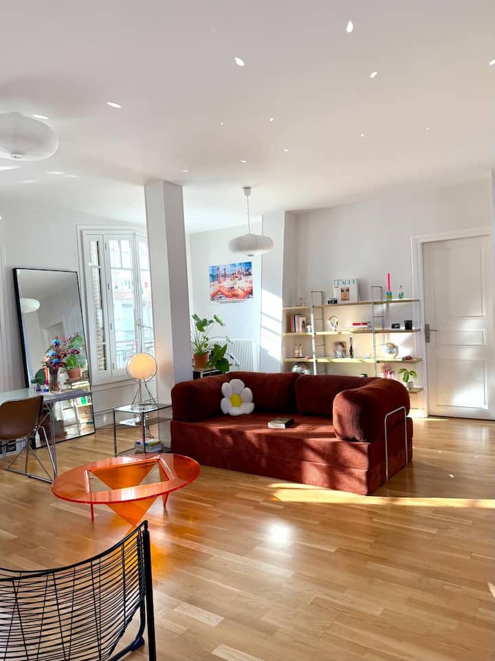 Bright Room • Only Women • At The Door Of Paris - Pantin