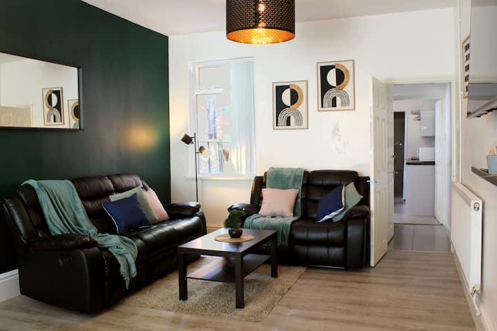 Spacious 3-bed | Midland Met & Free Parking No Caz - Birmingham