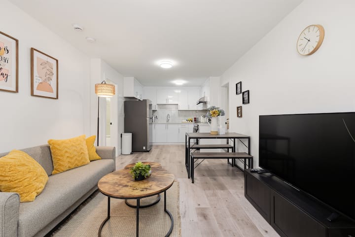 Spacious 2br Suite | Minutes To Guildford & Hwy 1 - Surrey