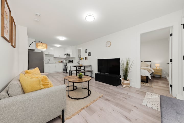 Relaxing 2br Suite | Minutes To Guildford & Hwy 1 - Surrey