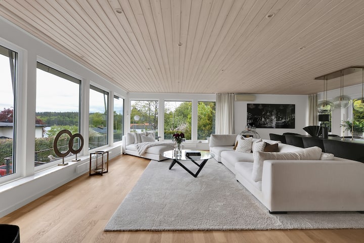 Ikonisk Arkitektritad Villa Med Inomhus Pool - Stockholm