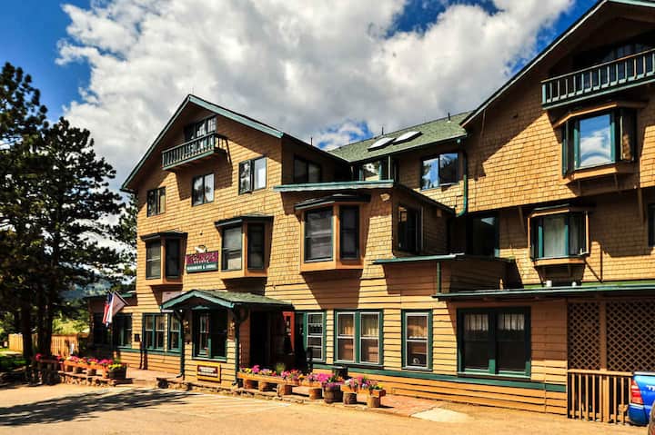 Near Rocky Mountain Np + Kitchenette & Pool - Estes Park, CO