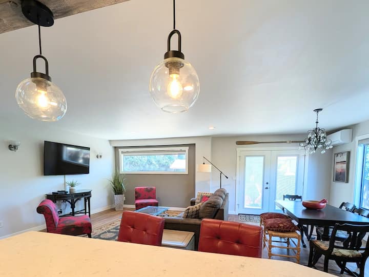Lakeside Park Retreat | Patio, Grill, Kitchen, Ac - Chelan, WA