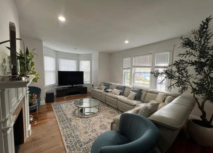 Best Location W/ Parking | 4 Min To Airport & Nyc! - New York