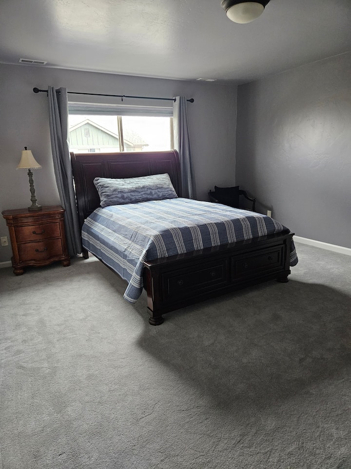 Comfortable Master Suite | Workspace + Fast Wi-fi - Bozeman, MT
