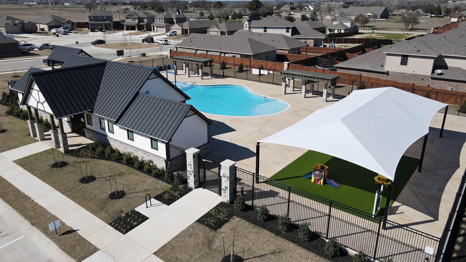 Modern TX Home-Sleeps 8, Lake, Pool, Stockyards