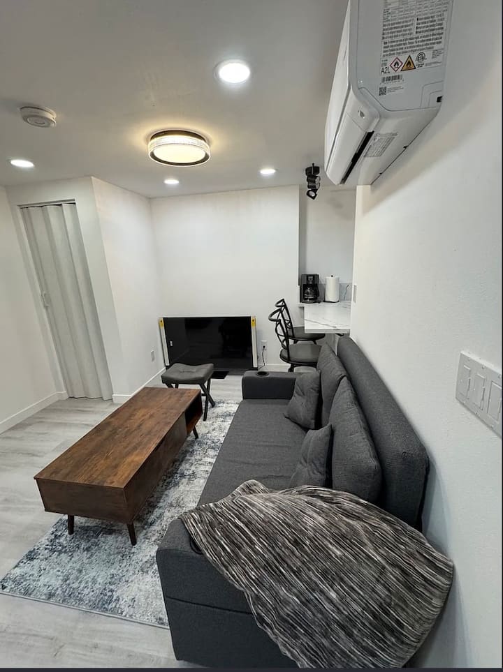 New Bellevue Hillside Stay | Top Location, Views - Bellevue, WA