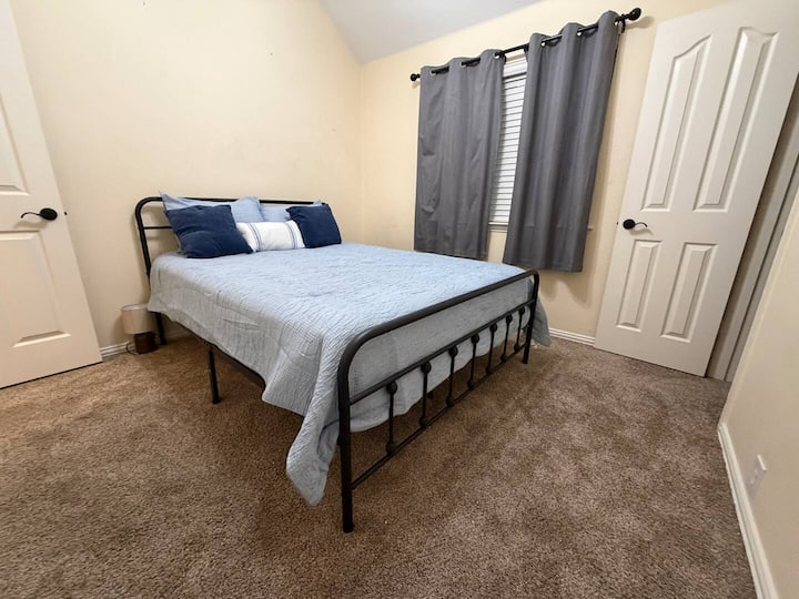 Habitación sencilla y elegante con cama tamaño queen para una estancia tranquila