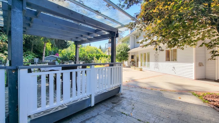 Sunny Upstairs Full Bedroom Near Beach & Us Border - White Rock