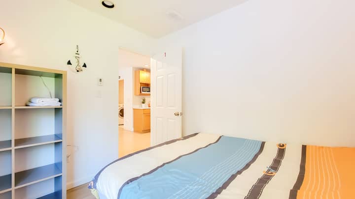 Sunny Upstairs Suite I Near Beach & Us Border - White Rock