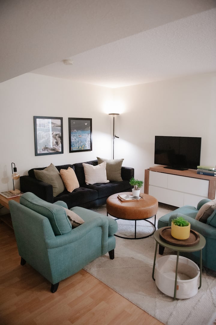 Stylish 3br Retreat, Prime Local, Sleeps 8+trundle - Lethbridge