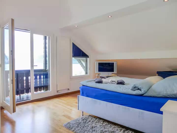 Geräumig, Balkon mit Aussicht. Queensize-Bett 160 x 200 cm