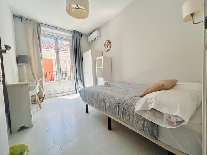 13d1 Habitación Con Balcón, Cama Doble Y Aacc - Madrid