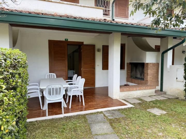 Belle Villa Avec Piscine, Jardin Et Cheminée - Bibione