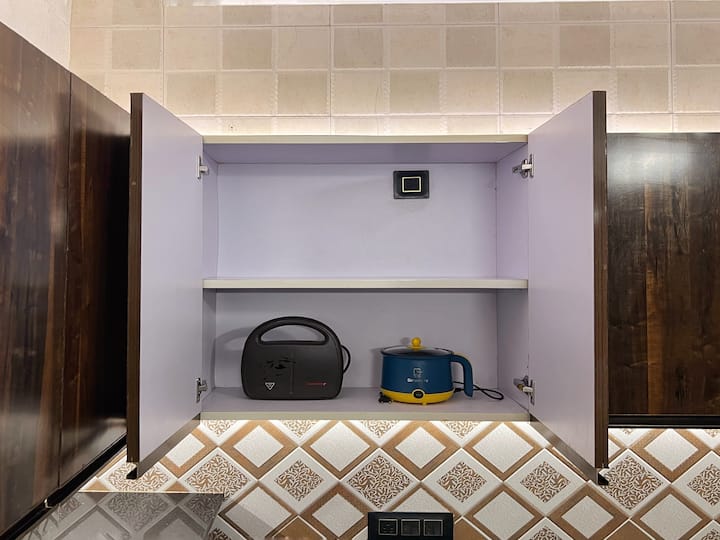 There is a sandwich toaster and rice cooker for use. Please use with respect and care :)