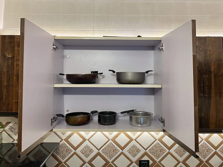 This is a visual representation of the utensils available. The utensils are subject to change depending on their condition, usage and guest requirements.