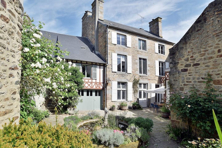 La Demeure Aux Vitraux - À 20min Du Mont-st-michel - Avranches