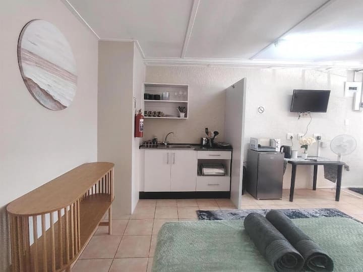 Lovely 2 Bed Apartment - Unit 2. - Gqeberha
