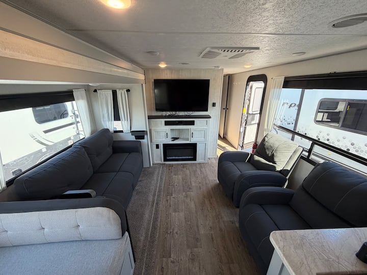 Votre coin salon dans le salon, un canapé-lit double à trois sections et deux fauteuils inclinables
