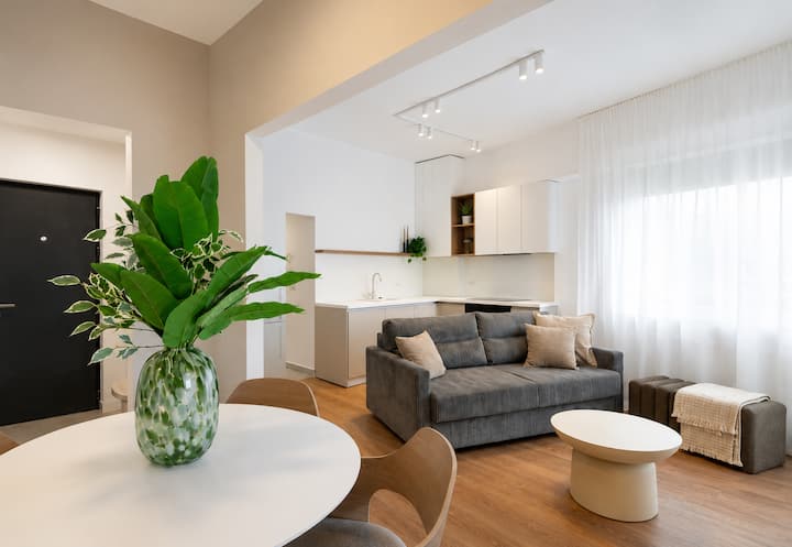 Elegant Calea Victoriei Apartment With Balcony - București