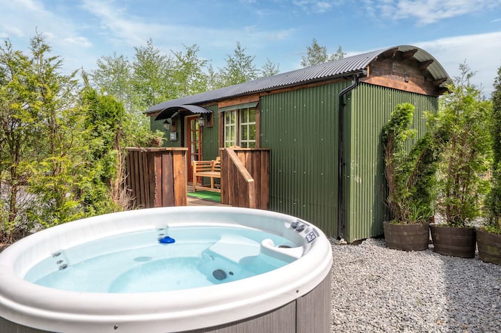 Willow Lodge, Shepherd Hut With Hot Tub - Coniston