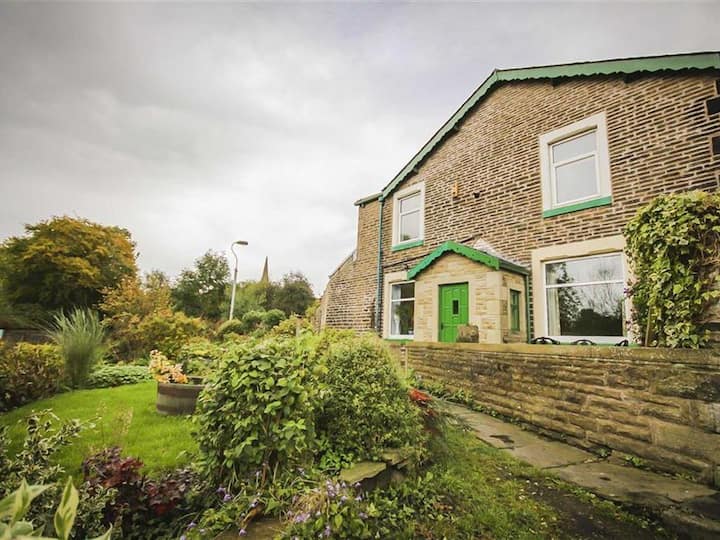 Bohemian Canalside Spacious Two Bedroom Home - バーンリー