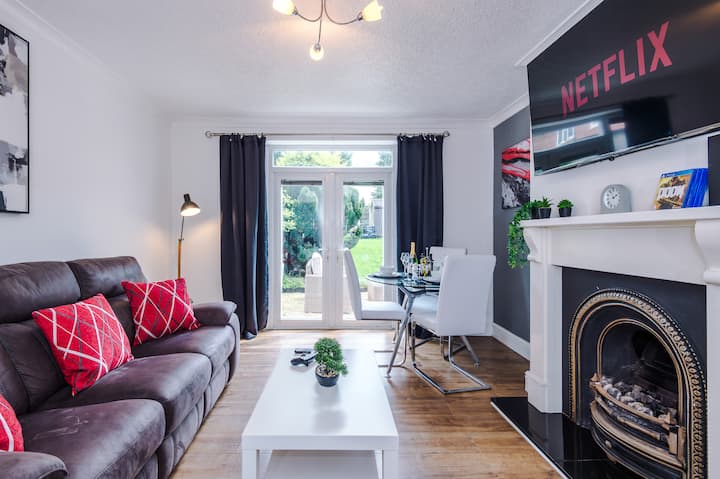 New 3 Bed House | Free Parking | Ps4 | Contractors - Manchester