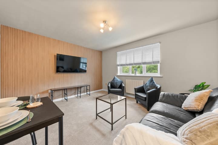 Modern 2-bed Flat | Parking Near Glasgow Airport - Paisley