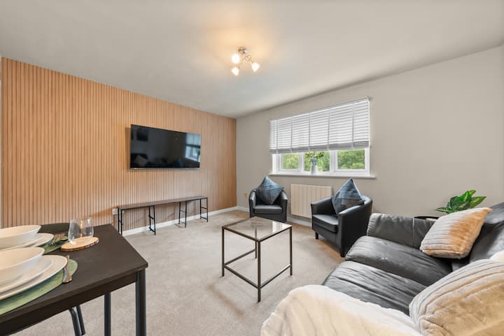 Modern 2-bed Flat | Parking Near Glasgow Airport - Paisley
