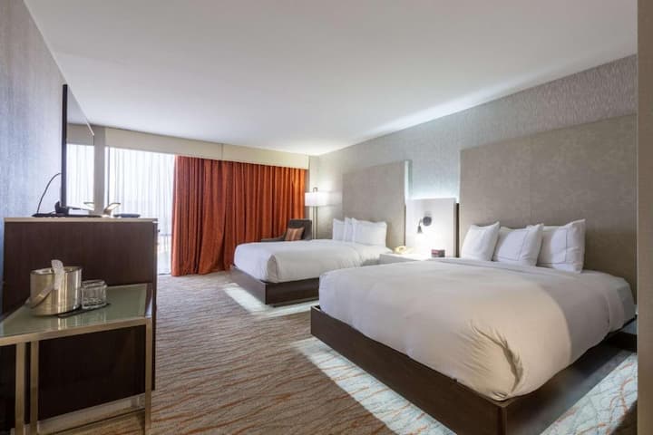 Prime Richardson Stay + On Site Restaurant & Pool - Richardson, TX