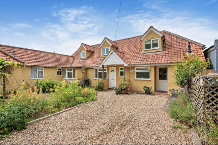 Newly Renovated Country Home + Log Fire - Newbury
