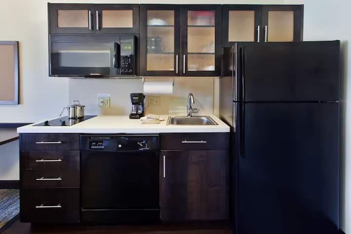 2 Queen Studio W/ Kitchen Near Palisades Center - Nyack, NY