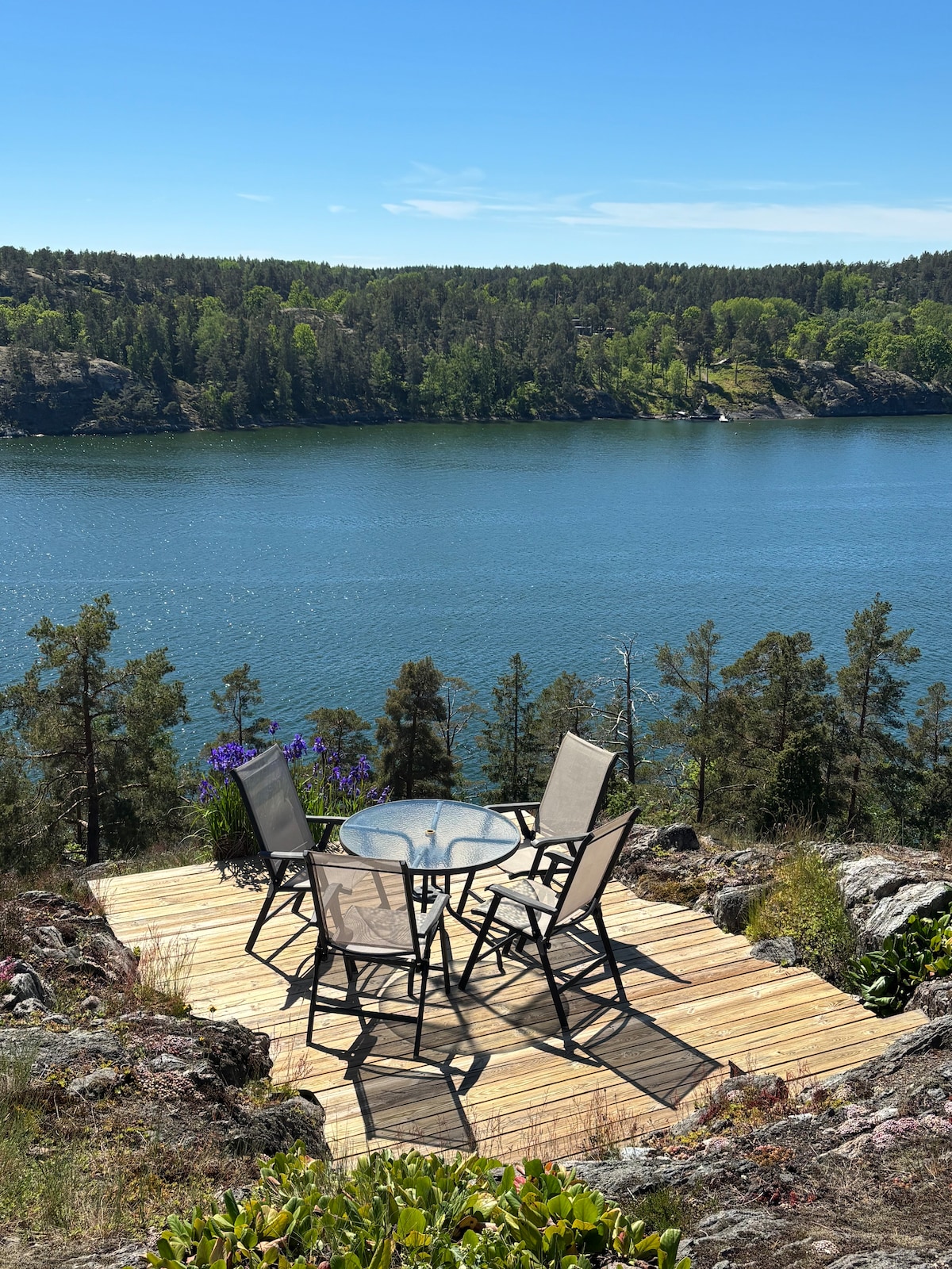 Highly located summer house with a sunny position and its own dock