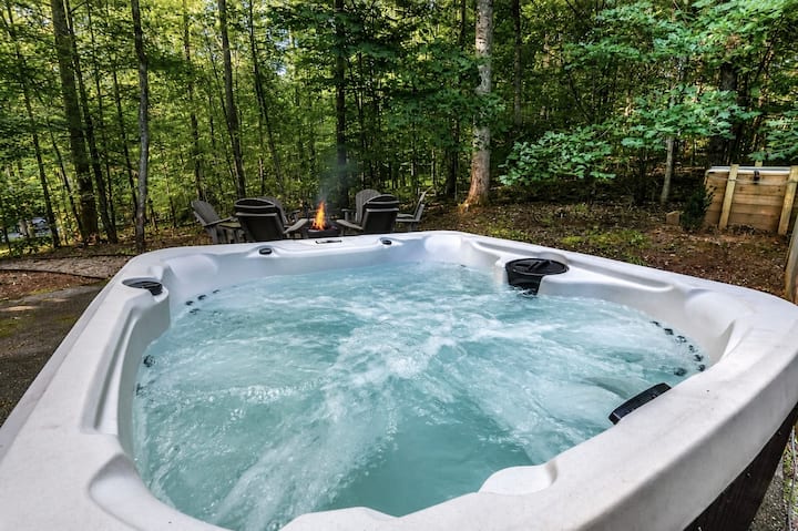 Summer Wind: Hot Tub + Fire Pit + Pet Friendly - Wears Valley, TN