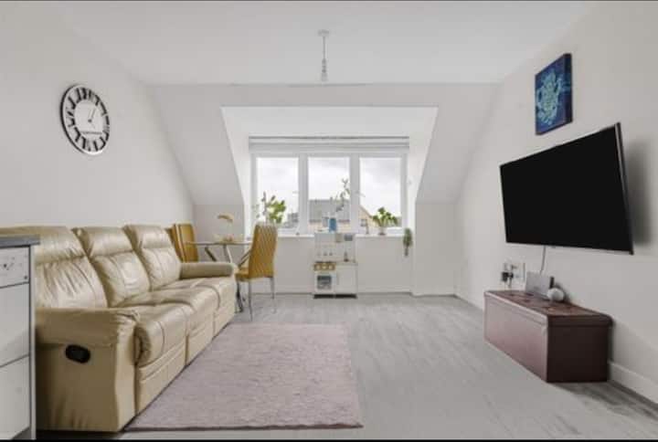 Stylish 2 Bed, 2 Bath Flat In Reading - Reading