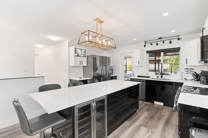 Modern 5br Home Near Lions Gate | Glass Deck + Bbq - West Vancouver