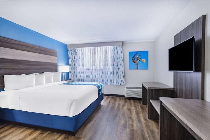 King | Wyndham Wichita Airport | Ict Shuttle - Wichita, KS
