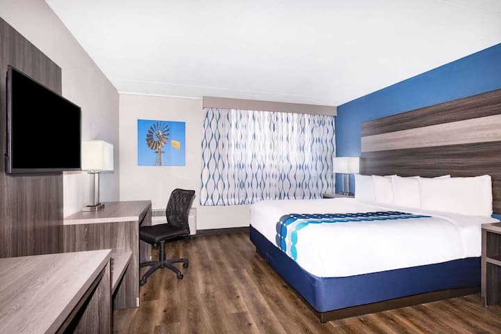 Wyndham Wichita Airport | King | Near Sedgwick Zoo - Wichita, KS